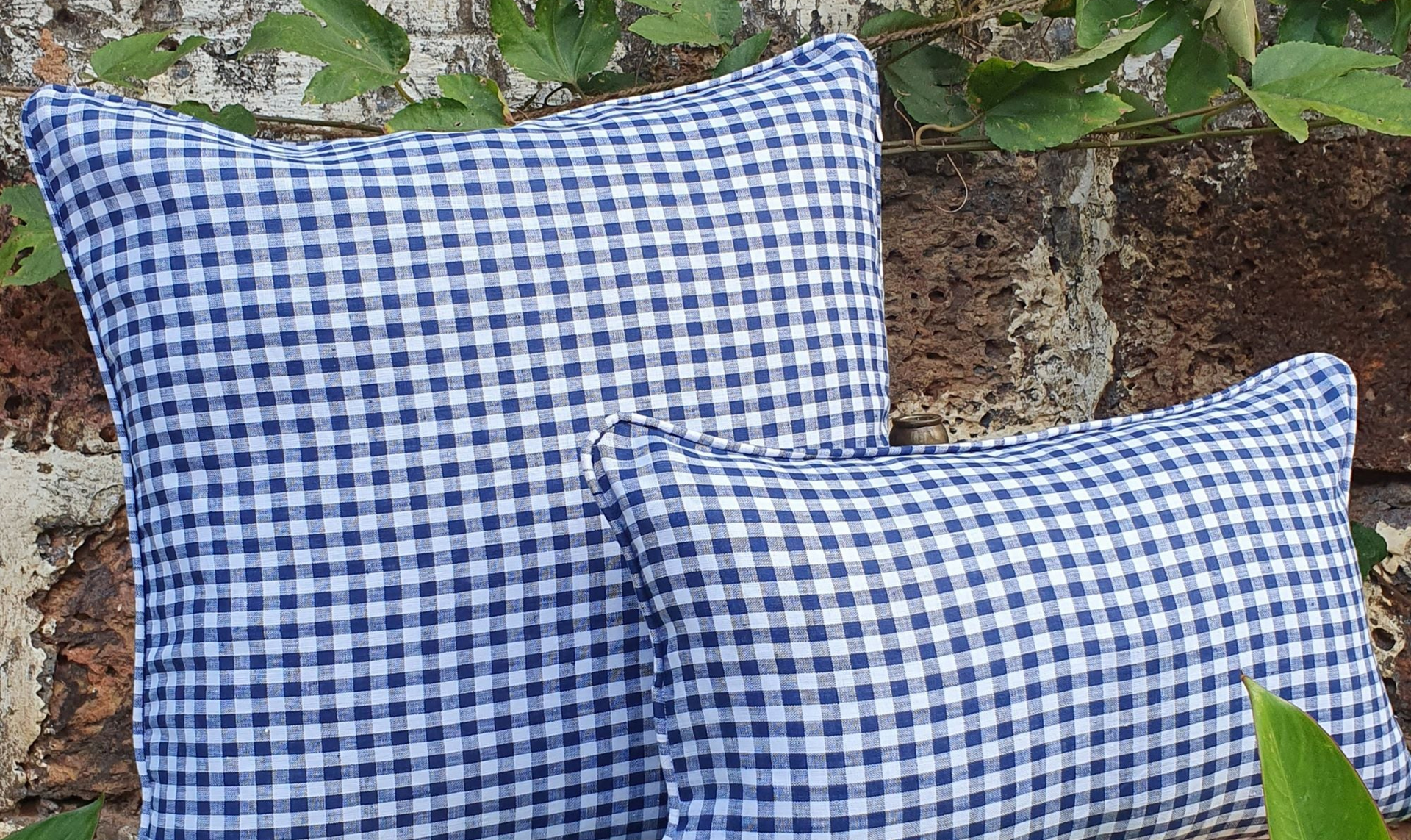 5 Creative Ways to Use Checkered Cushions for a Cozy Christmas Vibe at Home
